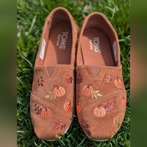 TOMS 6.5 Women's Autumn Pumpkin Embroidered Slip-Ons - Rust